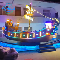 Jeux amusants dans les parcs d'attractions, dirigeables fous, vaisseaux spatiaux, excès de vitesse Pirates, bateaux et manèges à vendre
