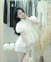 Ensemble haut blanc style poupée à boutons recouverts et jupe plissée, style Vietnamien, décontracté chic, col Peter Pan, mini-short à pois, respirant