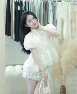 Ensemble haut blanc style poupée avec boutons recouverts et jupe plissée, style chic décontracté vietnamien, col Peter Pan, mini-short à pois - Product Image 2