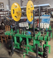 Machine de plantation de semis de légumes à deux rangs, montée sur tracteur agricole à quatre roues de 35-50 CV, pour oignons, tomates et fraises.