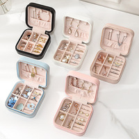 Boîte de rangement de bijoux portable avec logo personnalisé Boîte de rangement de bijoux carrée en cuir PU pour boucle d'oreille, bague, collier et bracelet