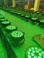 18x10W LED Slim PAR RGBW Lights Projecteurs de scène de fête de mariage émettant diverses couleurs pour les spectacles événementiels