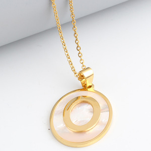 Collier pendentif lettre O en or avec incrustation de nacre, chaîne tendance, bijou à porter au quotidien, cadeau - Product Image 3