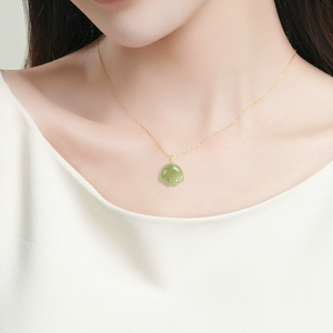 จี้รูปอุ้งเท้าแมวหยกเขียวหยกเจไดต์วัสดุธรรมชาติแท้ ประดับทองคำแท้ 18K พร้อมสร้อยคอหยก - Product Image 5
