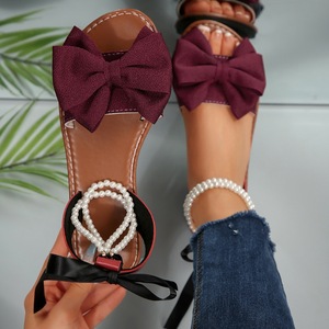 Sandales plates pour femmes à grand nœud, double chaîne de cheville perlée, bout ouvert, ruban en satin à nouer à l'arrière, sandales d'été pour la plage - Product Image 4