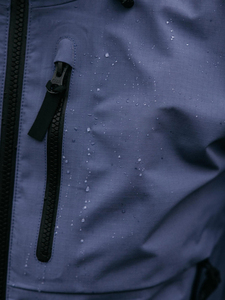 Veste imperméable coupe-vent respirante à coque rigide personnalisée, capuche réglable, fermeture éclair YKK, veste de pluie avec poche poitrine, poignets à velcro - Product Image 5