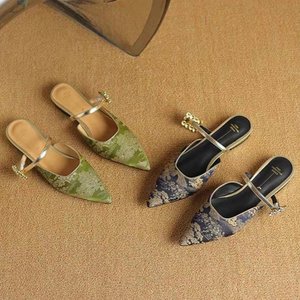 Sandalias de Lona y Mezclilla con Punta en Pico Estilo Retro Francés para Mujer, Bordadas con Diseño Chino, Tipo Pantuflas, con Patrón de Flores en Verde y Azul, 3-5cm - Product Image 1