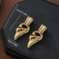 Boucles d'oreilles pendantes sculpturales abstraites plaquées or 18 carats, boucles d'oreilles en métal texturé irrégulier pour femmes, bijoux tendance