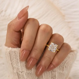 Anillo de compromiso solitario con corte radiante de piedra blanca de moissanita 925 para mujer en plata de ley chapada en oro amarillo y blanco. - Product Image 4