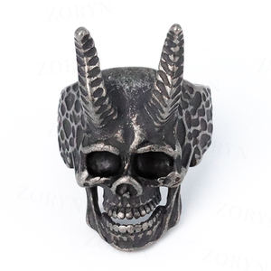 Bague en acier inoxydable 316 avec cornes de démon gothiques et crâne pour homme, large bande, textures contrastées, esthétique sombre et masculine élégante - Product Image 3