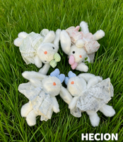 HECION Peluche super douce, design original HECION, jouet en peluche lapin DIY, porte-clés, vêtements amovibles, collier, pendentif compagnon