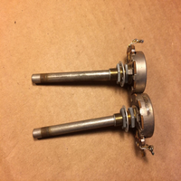 Nouvelle paire d'origine en stock de potentiomètres de guitare 1951 CTS 25k ohm à axe de 1/4 pouce, testés et en bon état