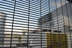 Malla de Alambre Metálica Soldada 358 Antiescalada y Anticorte, Tratada Térmicamente, Galvanizada y con Recubrimiento en Polvo, Fácil de Instalar, Malla de Seguridad con Postes - Product Image 6