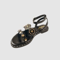 Sandales plates à double bride et perles métalliques pour femmes, à bout ouvert avec boucle réglable, confortables et légères pour l'extérieur