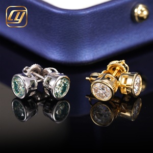 Boucles d'oreilles clous en moissanite, taille brillant rond, sertissage clos, plaqué or 18 carats, argent 925, classiques, unisexes, pour usage quotidien - Product Image 2