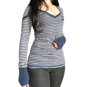 Camiseta de manga larga a rayas, estilo casual, con cuello en V, bordado vintage con letras, ajustada y que estiliza la figura. - Product Image 3