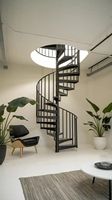 Escalier en arc intérieur élégant avec rampes en aluminium, design moderne pour villa, construction métallique