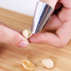 Petits outils pour peler les edamame, l'ail, les protège-ongles métalliques, les châtaignes d'eau, les pois chiches, les pignons de pin et les pistaches ; outils manuels et - Product Image 1