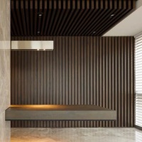 Décoration murale intérieure à rainure Panneau mural en PVC Bande de bois 3D Panneau de grille en bois Grain de bois enduit de PVC Panneau mural en bois composite