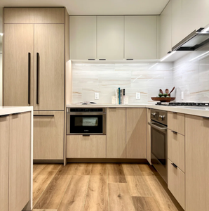 Meubles de cuisine minimalistes avec <span class=keywords><strong>four</strong></span> encastré, portes sans poignées et plan de travail en quartz - Product Image 2