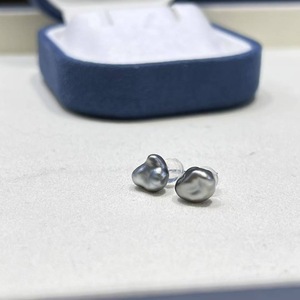 ต่างหูเคชิไข่มุกดำตาฮิติเคซู ขนาด 6-8 มม. ตัวเรือนทองคำขาว 18k - Product Image 3