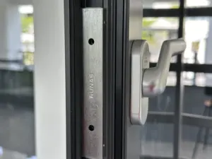 Corda di protezione anticaduta per finestra con apertura esterna in alluminio HAIPAI integrata con schermo pieghevole