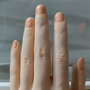 Modèle de main de simulation flexible en silicone Pointes d'ongles insérables Vernis à ongles Gel Outil de pratique Présentoir Modèle en caoutchouc de fausse main - Product Image 3