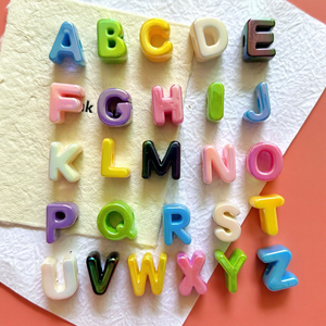 Perline Colorate con <span class=keywords><strong>Lettere</strong></span> Laser 6mm in Acrilico con Foro Grande, 26 <span class=keywords><strong>Lettere</strong></span> <span class=keywords><strong>Intrecciate</strong></span> per Creazione di Braccialetti - Product Image 2