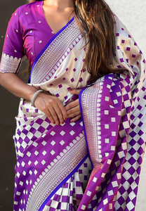 ผ้าไหมบานาราสีเนื้อนุ่มสีม่วง ประดับด้วยงานปักลวดลาย 3 มิติ หรูหรา สำหรับงานแต่งงานและเทศกาล ผ้าไหมบานาราสีสีม่วง - Product Image 4