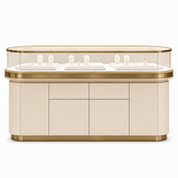 Vitrine d'îlot à bijoux arrondie, design minimaliste et luxueux, présentoir haut de gamme pour bijouterie, showroom et image de marque