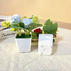 Mini bonsaï de rose artificielle dans un petit pot carré pour décoration de mariage - Product Image 3