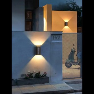 Lampada Solare da Parete per Esterni, Impermeabile, Illuminazione Su e Giù, per Decorazione Casa, Giardino e Cortile - Product Image 6