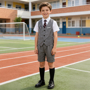 Ensemble d'uniformes scolaires confortables pour garçons et filles, avec logo personnalisé, chemise, short/jupe, cravate, badge, chaussettes, style tendance et doux - Product Image 1