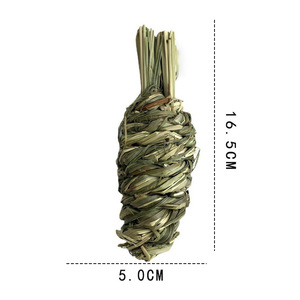 ของเล่นเคี้ยวรูปแครอทสานจากฟางข้าวสำหรับหนูแฮมสเตอร์ กระต่าย สัตว์เลี้ยงในบ้าน ช่วยดูแลฟัน ขนาด 16.5*5 ซม. น้ำหนัก 35 กรัม ทำจากพืชน้ำ ผลิตในฝูเจี้ยน - Product Image 3
