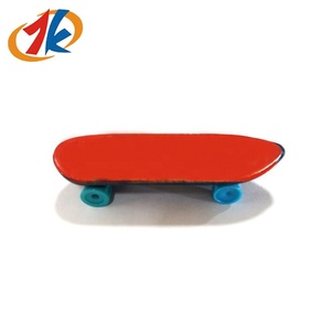 Vente en gros <span class=keywords><strong>Mini</strong></span> jouets Finger <span class=keywords><strong>Skateboard</strong></span> <span class=keywords><strong>jouet</strong></span> OEM <span class=keywords><strong>jouet</strong></span> personnalisé pour les enfants jouent - Product Image 4