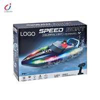 Bateau télécommandé Chengji haute vitesse avec double hélice, design cool, étanche, pour jeux aquatiques, avec lumières
