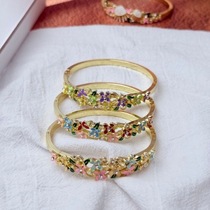กำไลข้อมือเคลือบทองลายดอกไม้ ซีรีส์สวนโมเนต์ ดีไซน์ใหม่ ขายดี ประดับดอกไม้สี่ดอก สไตล์ฝรั่งเศส สำหรับผู้หญิง คริสเตียน - Product Image 3
