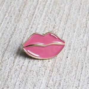 Fabricant épinglette insigne broche <span class=keywords><strong>Girly</strong></span> Sexy rouge à lèvres femmes rose rouge à lèvres doux émail épingles personnalisé chapeau épingles pour la fête - Product Image 2