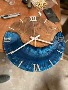 Reloj de Pared de Resina y Madera Hecho a Mano, Elegante, Duradero, Funcional, Decorativo, Perfecto para Sala de Estar o Dormitorio - Product Image 3