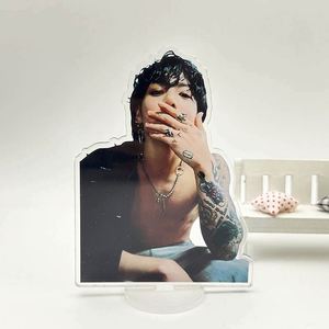 Expositor de Tarjetas Fotográficas Personalizado de Anime Kpop, Soporte de Acrílico Transparente con Impresión a Doble Cara y Holograma Epoxi - Product Image 2