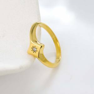 Bague en Acier Titane Bicolore Or & Argent avec Diamant Éclatant - Bijou Minimaliste de Luxe Léger pour le Quotidien - Product Image 4