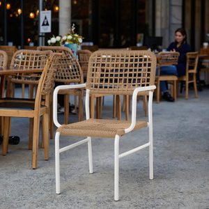 Sedia da Pranzo Moderna Impilabile per Esterni - Mobili da Giardino in Metallo Bianco e Rattan per Casa e Bistrot - Product Image 1