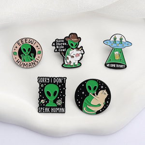 Platillo volador verde americano europeo Original, vaca alienígena para Joker, broche de Metal grabado en níquel negro, insignia, accesorios de ropa - Product Image 2