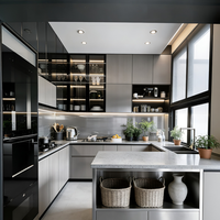 Meubles de cuisine modernes de luxe et accessoires, ensemble de meubles de cuisine sur mesure noir et gris brillant avec paniers de rangement
