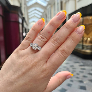 Anello con Tre Pietre di Zirconia per Donne, Stile Europeo, Gioiello da Dito alla Moda per Uso Quotidiano, Feste, Appuntamenti, Regalo - Product Image 4