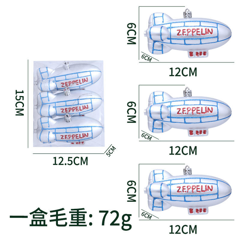 ยานอวกาศสีเงินพร้อมชุดอุปกรณ์สามชุด