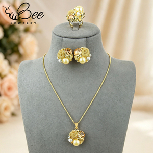 Ensemble de bijoux plaqué or 14 carats avec collier maille florale, boucles d'oreilles et bague en perles naturelles, idéal pour les fêtes - Product Image 3
