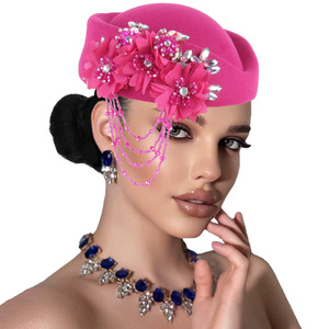 Béret doux en feutre rétro européen et américain pour femmes, avec accessoires en strass et pompon - Product Image 2