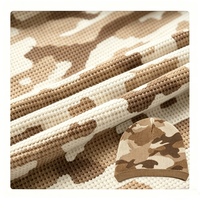 Tissu gaufré 100% coton personnalisé avec impression camouflage |   Matériel tricoté à motif camouflage OEM pour la production de bonnets