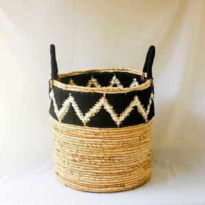 Le panier en rotin Azzura allie la fibre de banane et le macramé, offrant une pièce de décoration intérieure élégante et écologique qui apporte un charme naturel. - Product Image 1